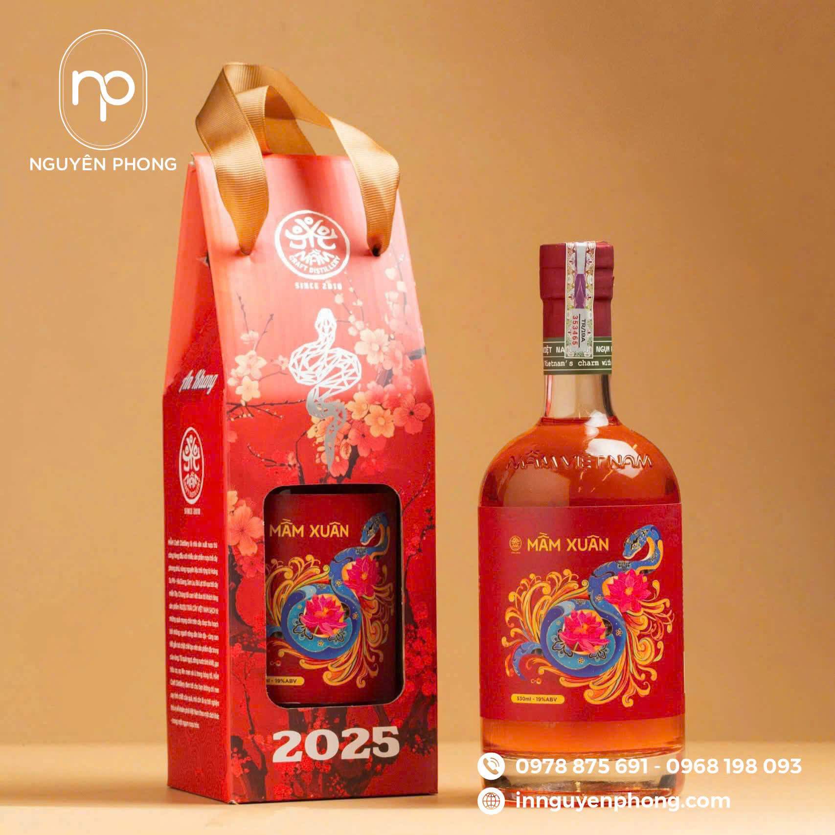 Cán màng: Phủ màng mỏng (bóng hoặc mờ) lên giấy, tăng độ bền, chống nước, trầy xước và làm hộp quà thêm bắt mắt.